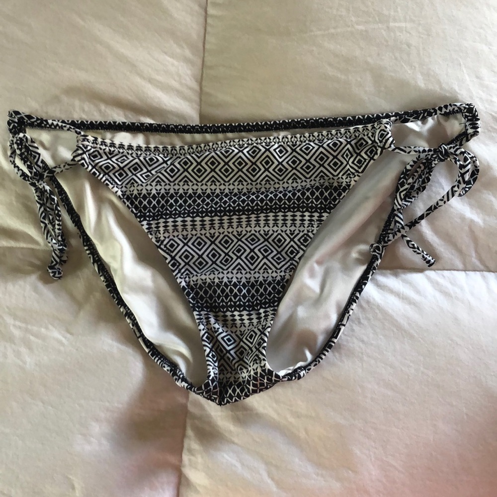 Black & white patterned side tie bikini bottoms